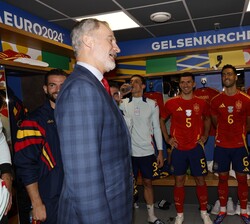 Su Majestad el Rey durante su encuentro con los jugadores y miembros del cuerpo técnico